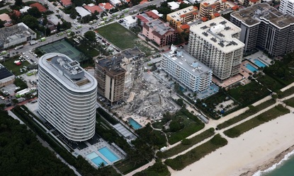"Нечувано и невиждано": Над 130 души са в неизвестност след срутване на сграда във Флорида