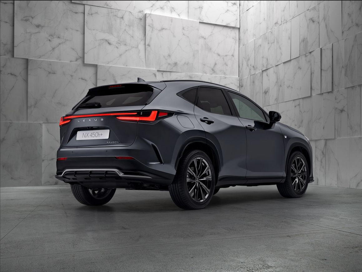 <p>Формата на емблематичната вретеновидна решетка на Lexus остава неразделна част от цялостния дизайн на автомобила. По-широките предна и задна следа придават по-стабилна стойка на пътя, а изпъкналите арки на калниците са съчетани с джанти с диаметър до 20 инча.</p>
<p>Оформлението на задната част се характеризира с нови L-образни светлини и осветление по цялата ширина на купето. <br>
</p>