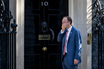 Сутрешни новини: Британският здравен министър е сменен след целувка със съветничка; Италия е на 1/4-финал на Евро 2020