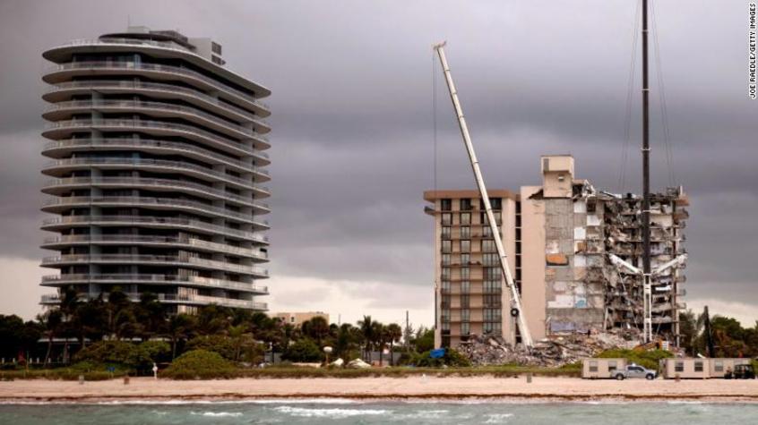 Жителите на срутената сграда във Флорида се оплакват от съседен строеж, в който апартамент е имал и Джокович