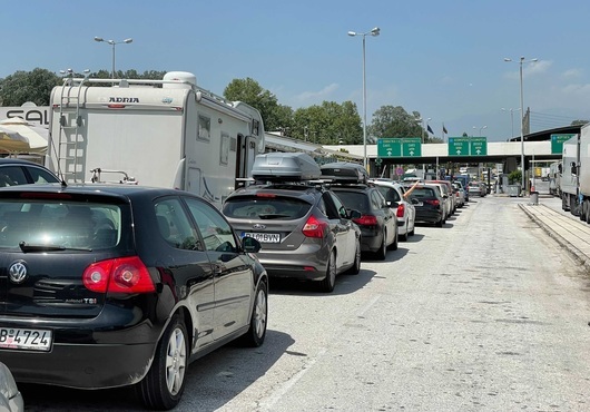 5-километрова опашка от коли се образува на път към Гърция