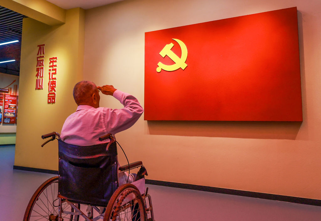 <p>В контекста на пропагандата – днес китайската държава е неразделен елемент от историята на партията. Мао Дзъдун инициира индустриализацията на страната по време на „Големия скок напред“, така наречената Културна революция. Милиони хора загиват през 50-те години на миналия век.</p>
<p>Дън Сяопин, със своята авторитарна власт, либерализира китайската икономика и нанася кървав удар по демократичните движения.<br>
</p>