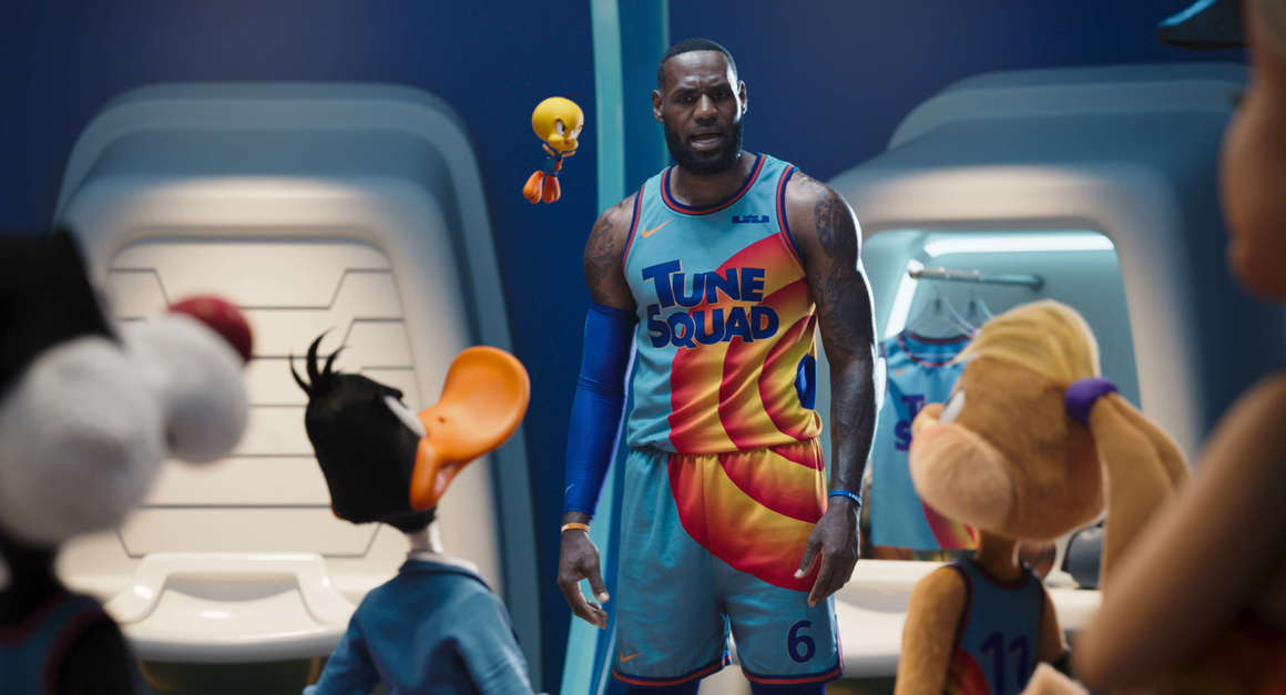 <p><strong>Space Jam: A New Legacy</strong></p>
<p>"Космически забивки" беше един от култовите филми на 90-те, в който анимационни герои от света на Looney Tunes си правеха компания с Майкъл Джордан в баскетболна битка с извънземните. Годината е 2021 г., а звездата на отбора вече е ЛеБрон Джеймс. Ако изпитвате носталгия по доброто старо време, можете да се върнете в епохата на Space Jam с продължението му, което излиза по кината на 16 юли. </p>