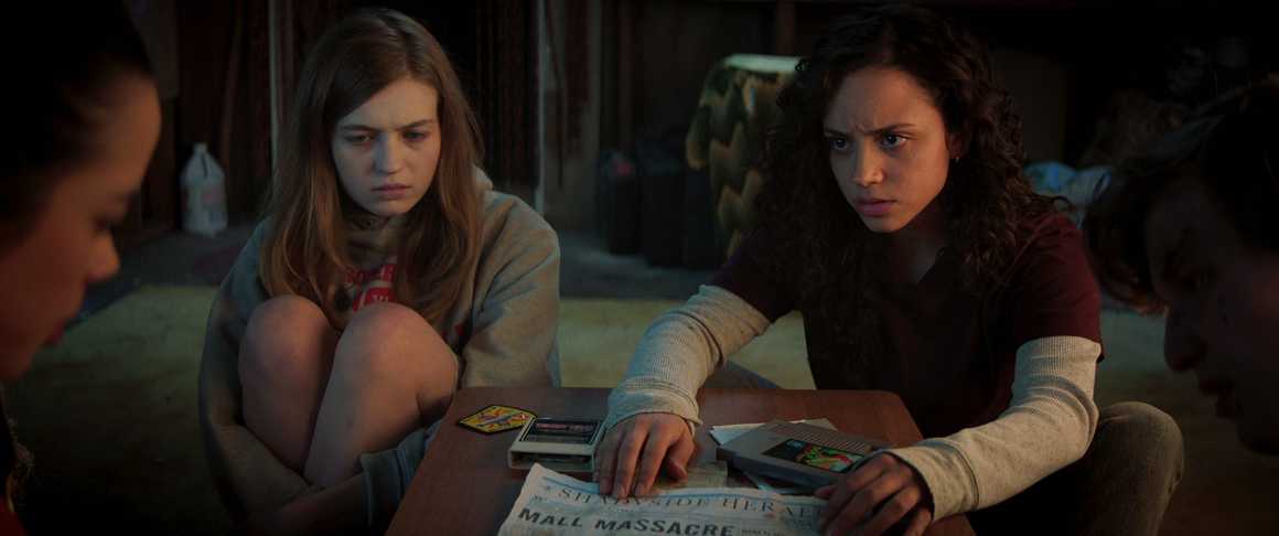 <p><strong>Трилогията Fear Street </strong></p>
<p>Юли явно ще е месецът на хоръра в Netflix, а Fear Street напомня на класиката Scream, но и на атмосферата от Stranger Things. Трите филма Fear Street проследяват една и съща история със серийни нападения срещу тийнейджъри в различни периоди назад във времето - 1994, 1978 и 1966 г. Fear Street е създаден по поредицата от романи на Робърт Лорънс Стайн, които са сред бестселърите в своя жанр. Епизодите излизат по един на седмица - на 2, 9 и 16 юли. <br>
</p>