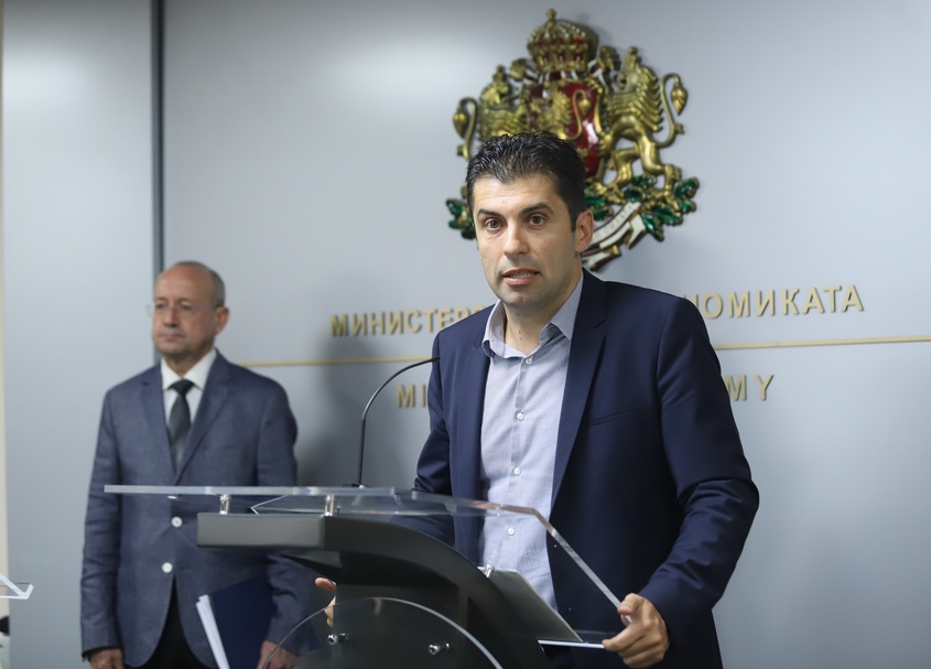 Кирил Петков анонсира нови данни за злоупотреби в ДКК, след като компанията го обвини в нарушение на закона