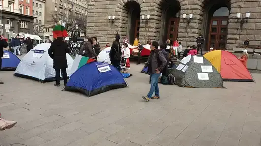 Протестиращата медицинска сестра слезе от перваза на бившия Партиен дом
