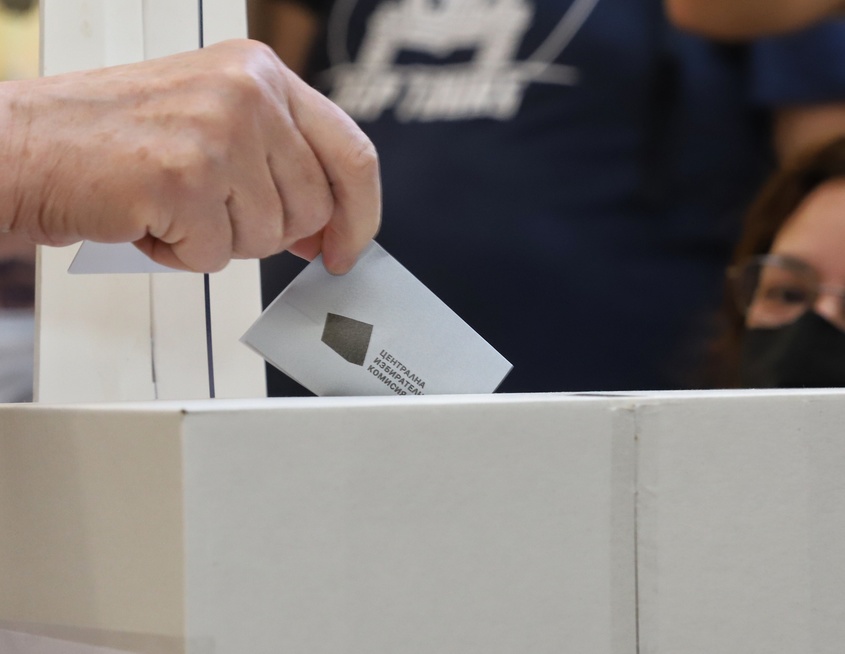 Избирател не може да гласува с документ, чийто срок на валидност е изтекъл към датата на изборите. Когато личната карта е с изтекъл срок, изгубена, открадната, унищожена, повредена или е в процес на издаване, гласуването се извършва с удостоверение за издаване на лични документи.