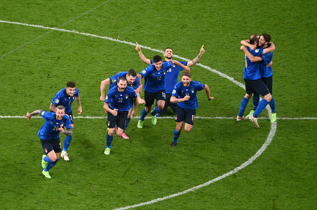 <p>В редовното време мачът завърши при равенство <strong>1:1,</strong> но при изпълнение на <strong>дузпи</strong> по-точни се оказаха играчите на "Скуадра адзура".</p>
<p>Големият герой е вратарят Джанлуиджи Донарума, който отрази два изстрела от бялата точка - на Джейдън Санчо и на Букайо Сака, докато Маркъс Рашфорд също пропусна за англичаните.</p>