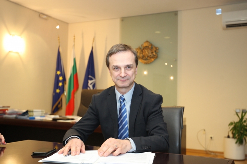 Кой е Ради Найденов: Дипломатът от кариерата, номиниран за външен министър от Слави Трифонов