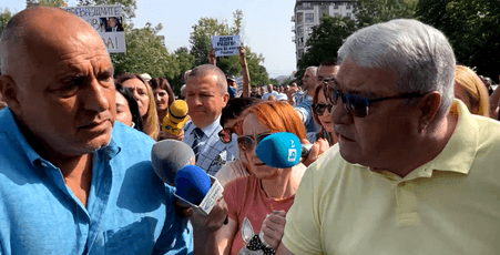 Стъки и депутати от ГЕРБ "бранят" Борисов на протест пред МВР