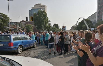 Служители на "Пирогов" блокираха булевард в протест срещу уволнението на Асен Балтов