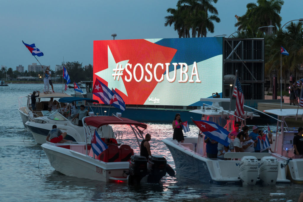 <p>Стотици протестиращи кубинци, живеещи в Маями, излязоха на улиците и призоваха САЩ за подкрепа.</p>

<p>Десетки американци се включиха в протеста и закачиха кубински знамена на яхтите си в пристанището на Маями-Дейд.</p>
