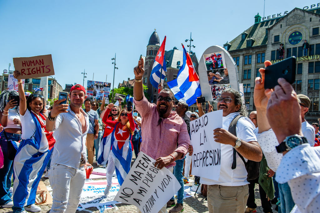<p>„SOS Cuba“ – това е слоганът, който се издига на площадите в Хавана вече повече от седмица и достигна дори до Белия дом. </p>

<p>Хиляди кубински граждани <a href="https://boulevardbulgaria.bg/articles/kuba-e-v-tezhka-humanitarna-kriza-a-rezhimat-iska-da-skrie-masovite-protesti-ot-sveta">организират масови протести</a> срещу комунистическия режим в Карибската страна. Причините са неадекватното управление на кризата с коронавируса и икономическата криза, довела до недостиг на основни хранителни продукти и лекарства. Тя се превърна в хуманитарна, тъй като в много градове няма ток и вода.<br>
 </p>
