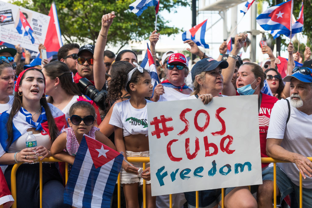 <p>Президентът Мигел Диас-Канел дори твърди, че това, което светът вижда в Куба, е „лъжа“. Той обвинява САЩ, че финансира протестите в опит да свали комунистическия режим.</p>

<p><br>
 </p>
