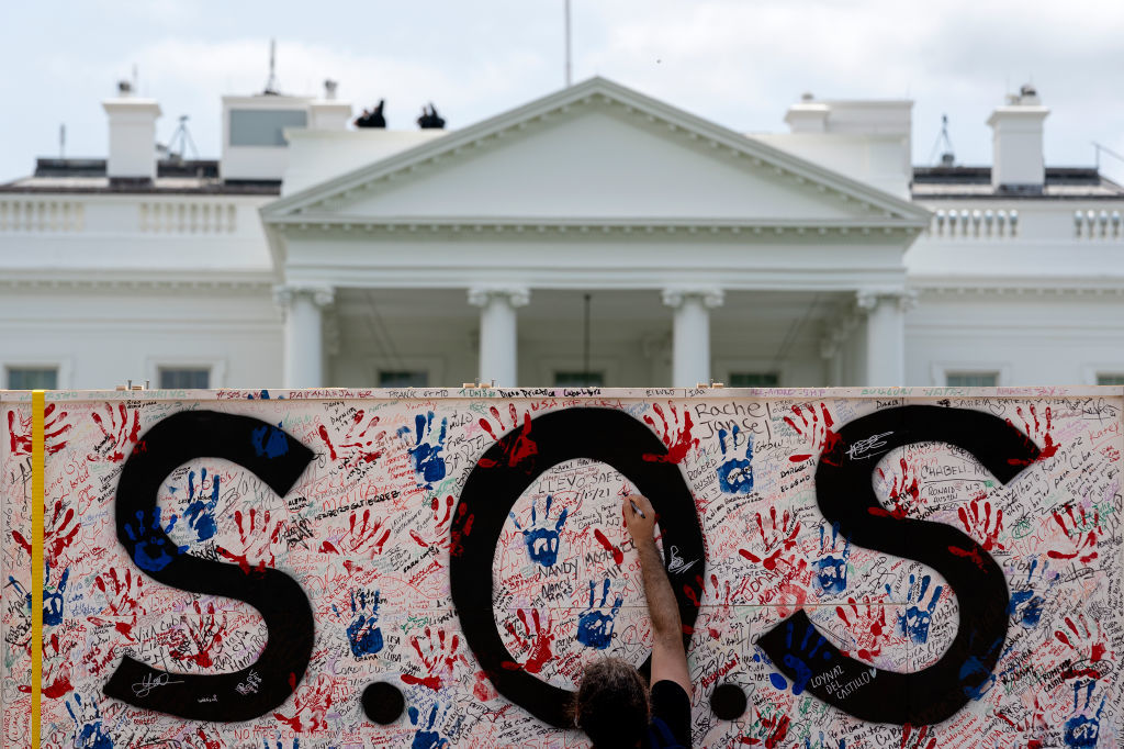 <p>Демонстрациите стигнаха до Белия дом в столицата Вашингтон, където на голяма импровизирана стена недоволстващите изписаха S.O.S.</p>
