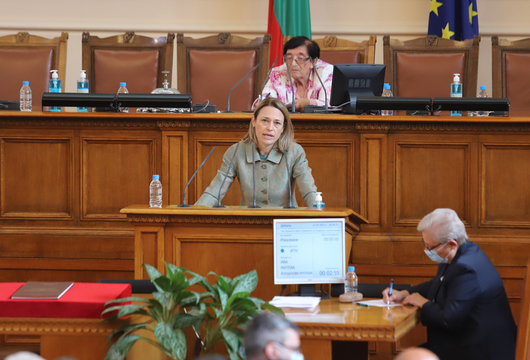 Ива Митева отново е избрана за председател на парламента