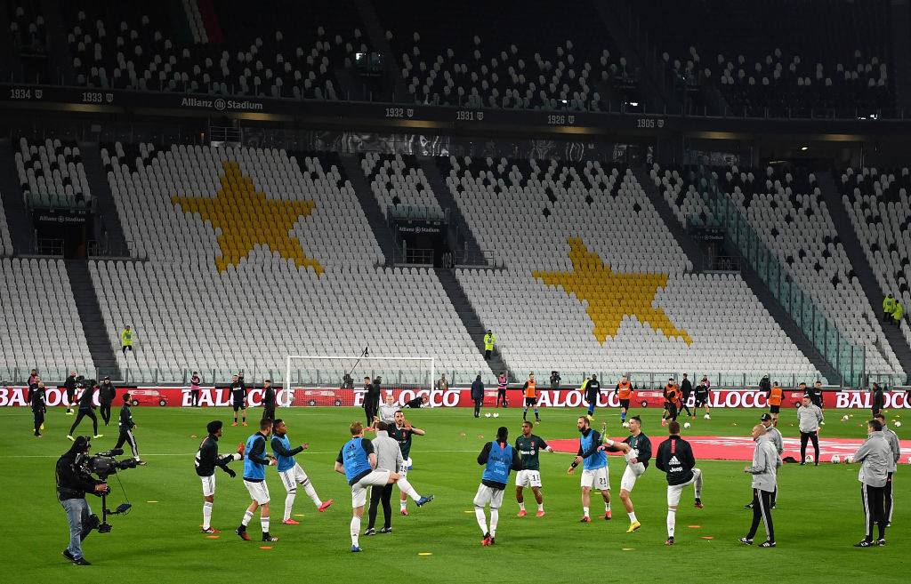 Футболистите на "Ювентус" и "Интер" загряват пред празни трибуни преди двубоя за първенството на "Ювентус Стейдиъм" в Торино, който действащите шампиони спечелиха с 2:0.