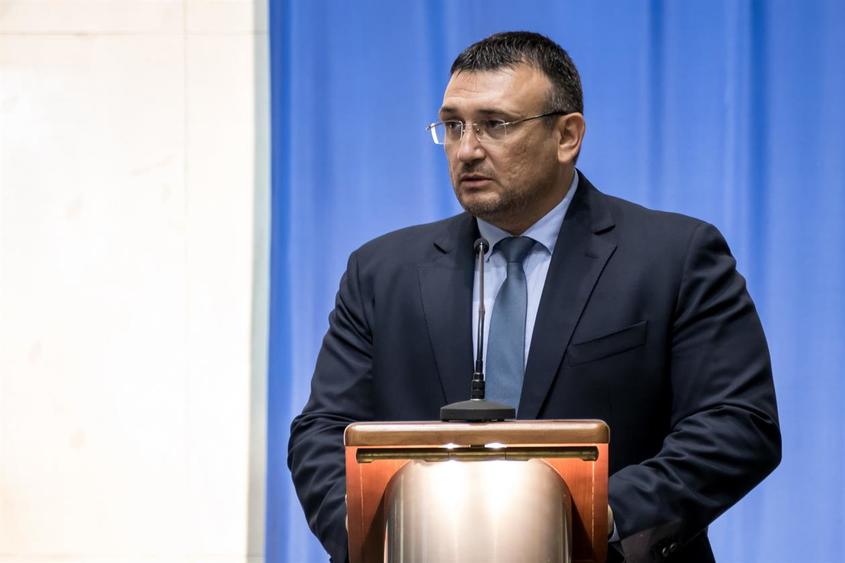 ГЕРБ напусна пленарната зала след скандал заради Младен Маринов