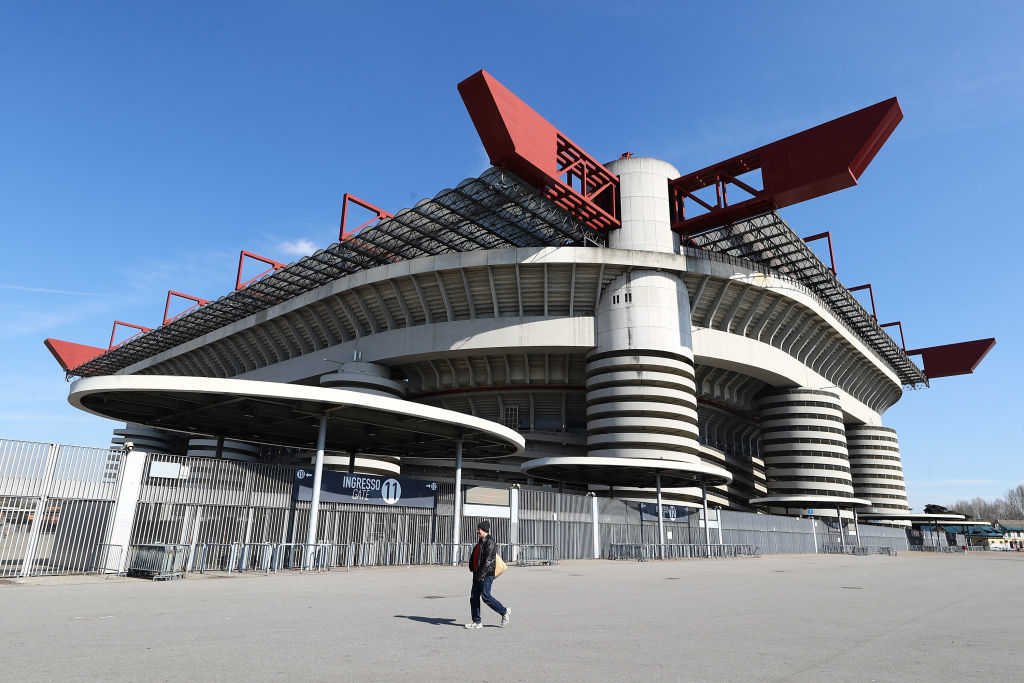 Митичният стадион "Сан Сиро" в Милано - дом на грандовете "Милан" и "Интер", едва ли някога е бил по-пуст.