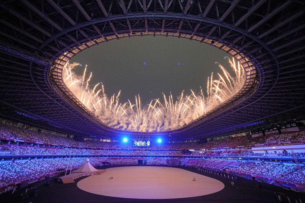 <p>На официалното откриване на Олимпийския стадион присъстваха само около 950 ВИП гости, 150 от които бяха от Япония. </p>

<p>Изглеждаше така, сякаш трибуните са пълни, но причината бе, че организаторите бяха поставили покрития с различни цветове върху седалките, за да се създаде именно такова впечатление.<br>
 </p>
