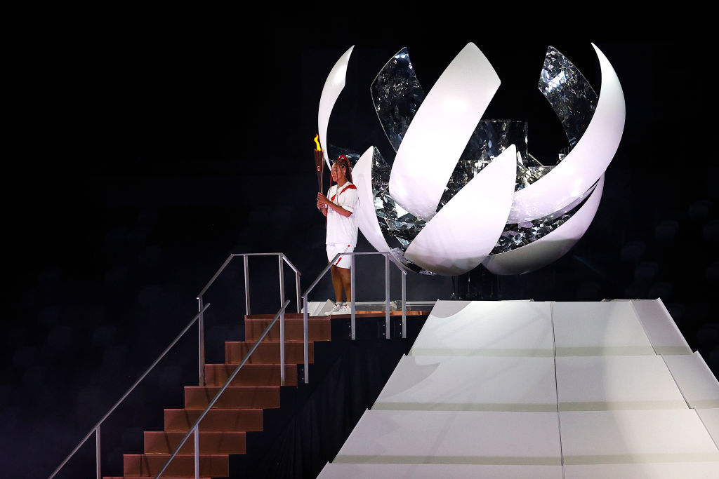 <p>Олимпийският огън беше запален от звездата на домакините в тениса - четирикратната шампионка от Големия шлем Наоми Осака.</p>
