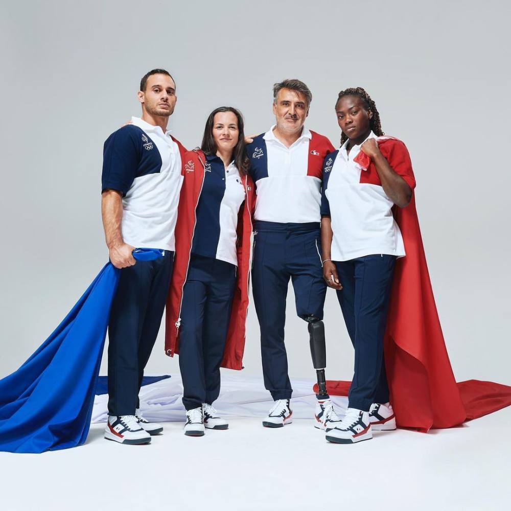 <p>Официалните униформи на <strong>френския отбор </strong>са дело на две марки – <strong>Lacoste и Le Coq Sportif.</strong></p>

<p>Екипите са много подобни – разделени са на син, бял и червен цвят, каквото е знамето на страната.<br>
 <br>
 </p>
