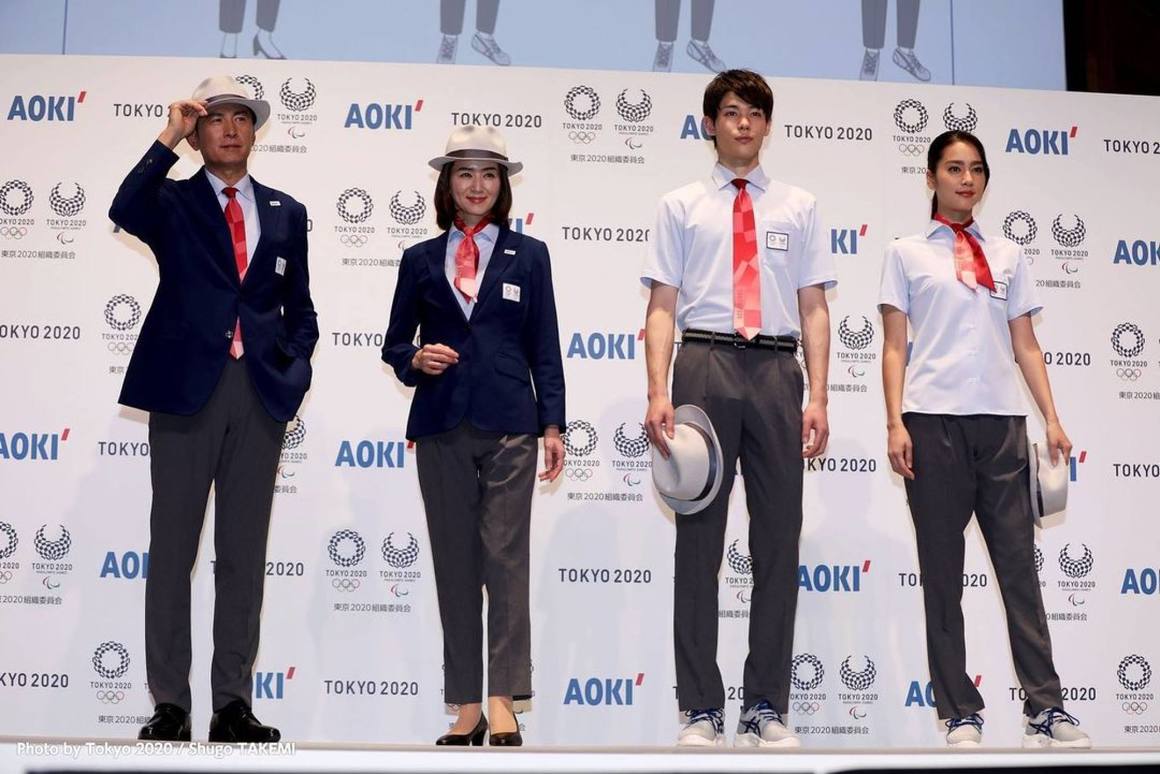 <p>Официалните костюми на домакините от <strong>Япония</strong> за основните церемонии са дело на местната марка <strong>Aoki, </strong>която е и спонсор на Олимпиадата. Компанията е изработила дрехи, които напомнят на онези, носени от делегацията на страната на първите Летни игри в Токио през 1964 г.</p>

<p>Костюмите за мъжете и жените са едни и същи. Ушити са от материали, които не вредят на околната среда, и разполагат с елементи, които предпазват всеки спортист от жегата. </p>

<p>Официалните екипи за състезанията на японците са изработени от <strong>Asics</strong> и също като униформите за церемониите, на тях може да се забележи знамето на страната - изгряващото слънце.<br>
 </p>
