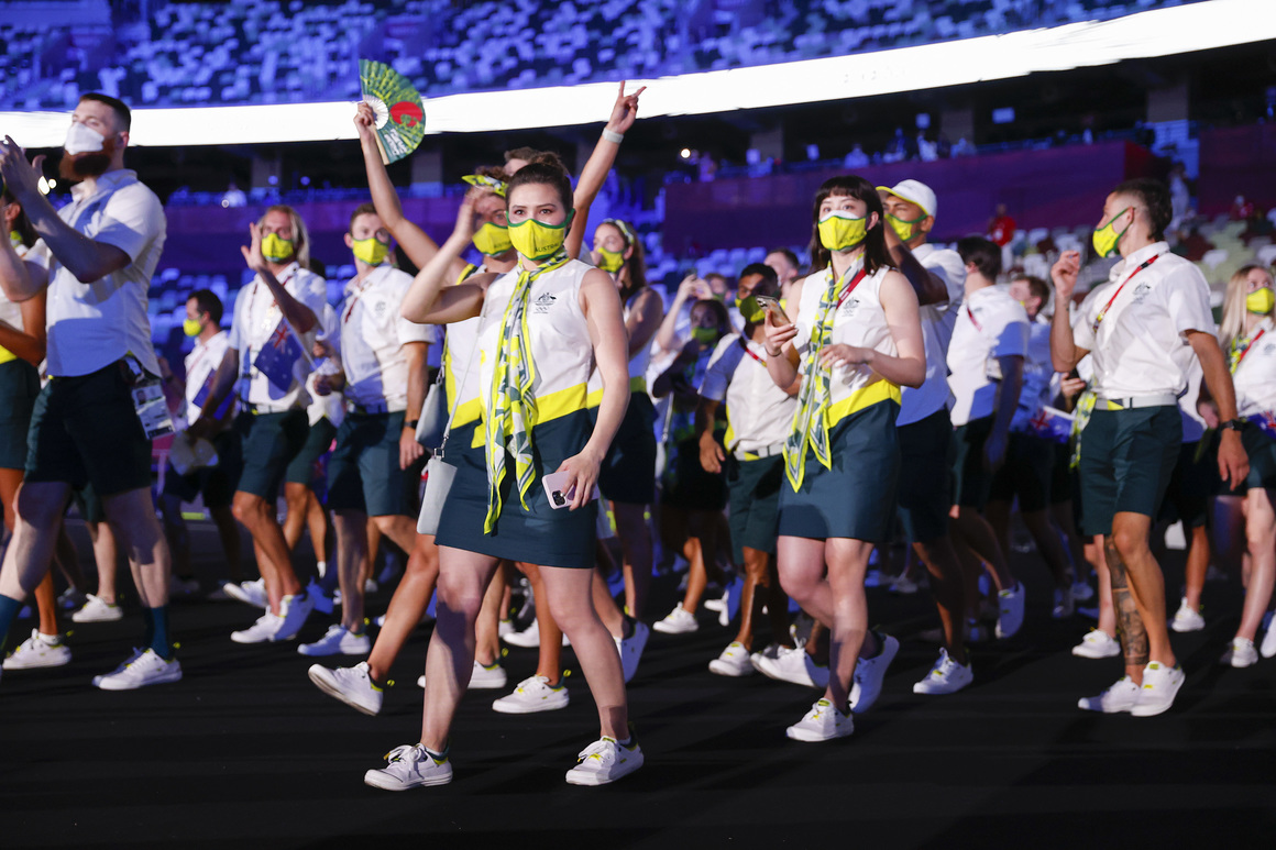 <p>Зелено-жълтите екипи на <strong>Австралия</strong> са дело на<strong> Asics Australia,</strong> по дизайн на професионалния боксьор Пол Флеминг, който е от Куинсланд и е сред потомците на коренното население на острова.</p>

<p>Костюмите на официалните церемонии са различни от тези за награждаванията. Вторите включват тениски с оригами-дизайн и с изображения на 52 човешки стъпки, представляващи броя на австралийските олимпийци в историята, които са част от коренното население.</p>

<p>Те са в комбинация с блейзъри, дело на Sportscraft. На тях са изписани имената на 320-те златни медалисти на Австралия.</p>

