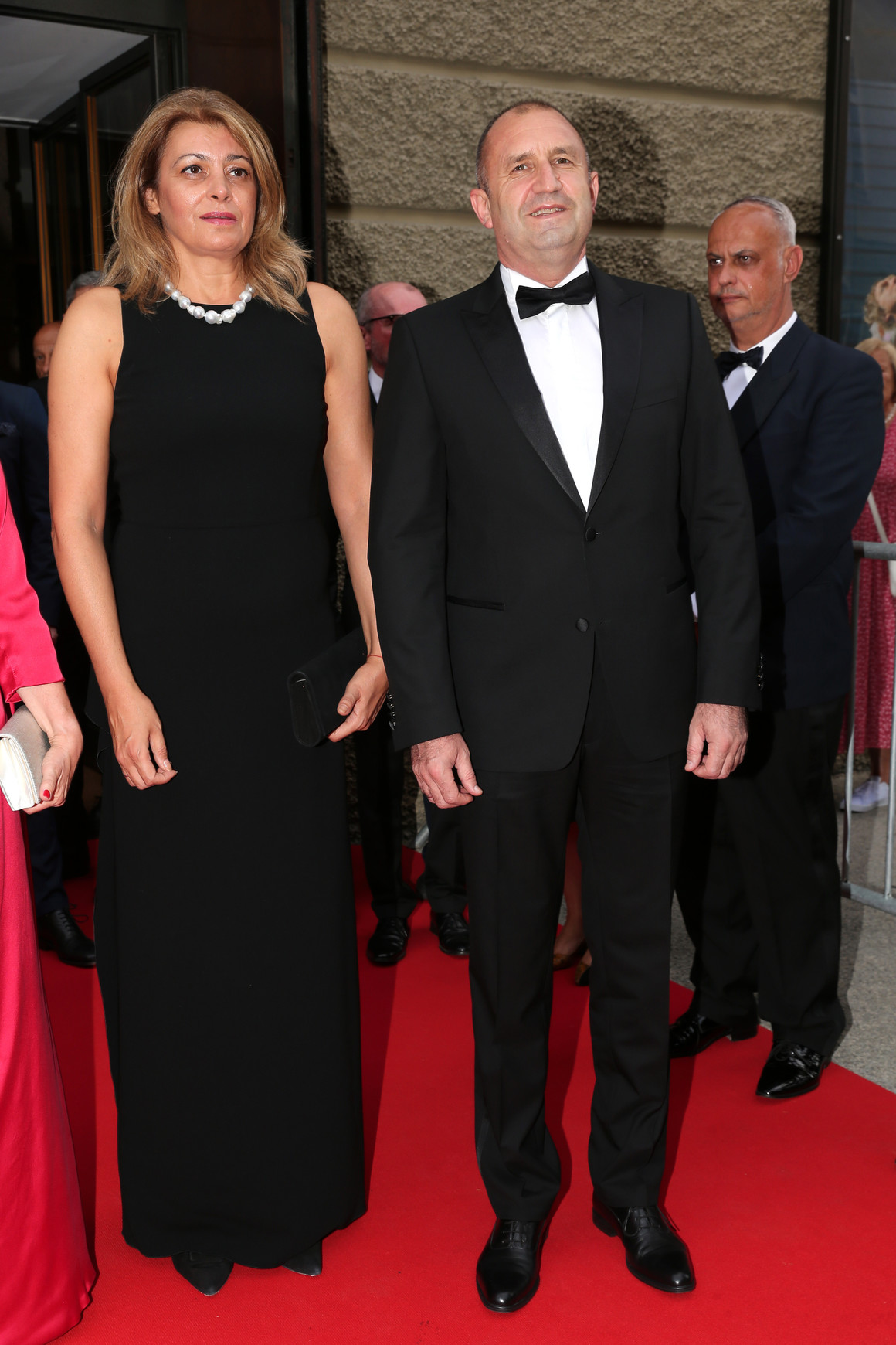 <p>Радева се появи с дълга черна рокля без ръкави, а българският президент – в черен смокинг с папийонка и бяла риза.</p>

<p> </p>
