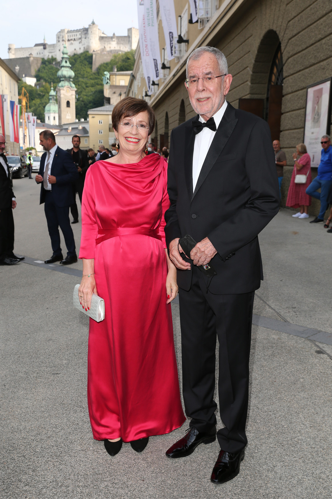 <p>Австрийският президент <strong>Ван дер Белен </strong>бе със сходно облекло като това на българския си колега. Съпругата му <strong>Дорис Шмидбауер</strong> показа изцяло червената си рокля. </p>
