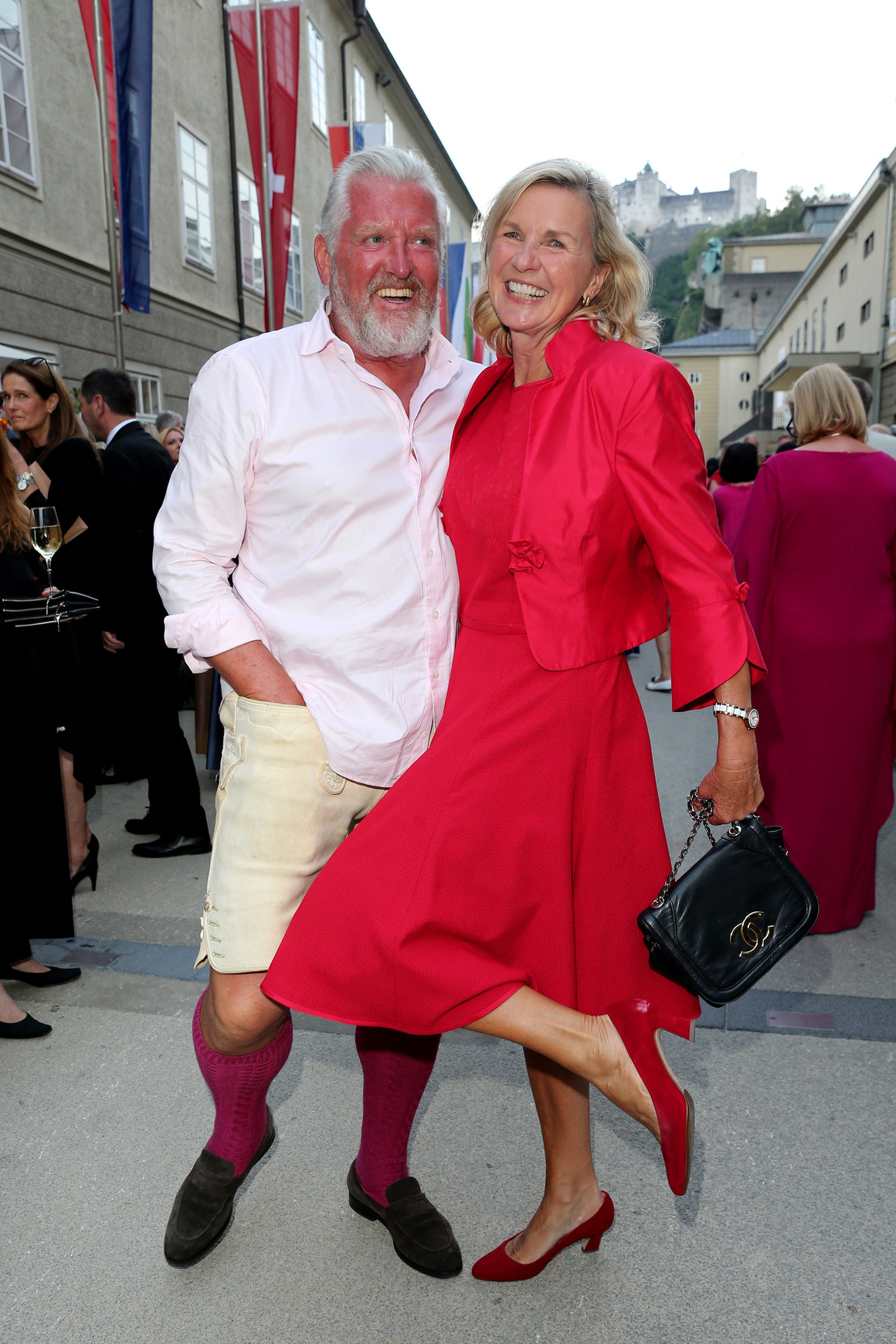 <p>Германската писателка и певица <strong>Хера Линд</strong> впечатли с червена рокля, а съпругът ѝ Енгелберт Лайнер заложи на къси дънкови панталони и дълги червени чорапи.</p>
