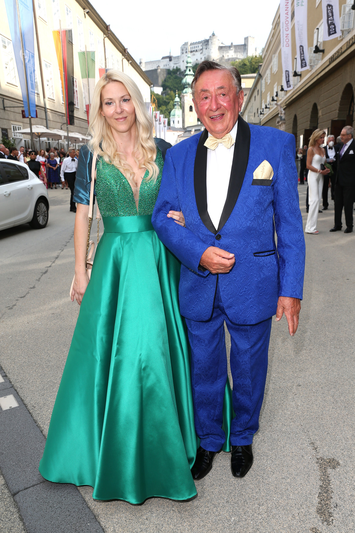 <p>На премиерата в Залцбург присъства още известният австрийски бизнесмен <strong>Рихард Лугнер. </strong>Той бе облечен в син костюм, а съпругата му - в тюркоазена рокля.</p>

<p>Лугнер е предприемач в строителната индустрия, както и бивш независим кандидат за президент. Той завърши четвърти на изборите през 1998 г. </p>
