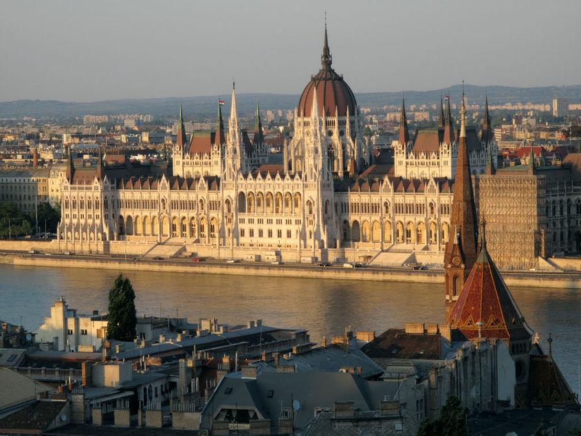 Опозицията в Унгария поиска оставки на министри след скандала с шпионския софтуер "Пегас"