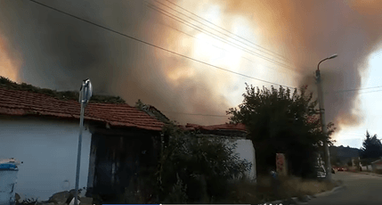 Двама души са загинали в пожара край Сандански; 6 къщи са изгорели в село Старосел