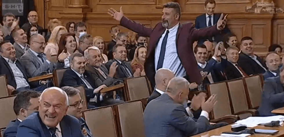 "Моля, без дънки в пленарната зала": Филип Станев получи забележка от Ива Митева за облеклото си