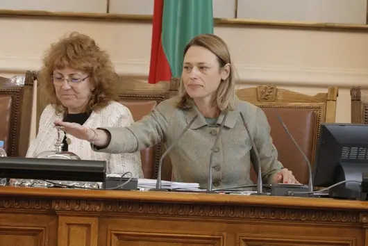 Ива Митева няма да свика извънредно заседание за Бюрото на Гешев, ДБ и "Изправи се" не са съгласни