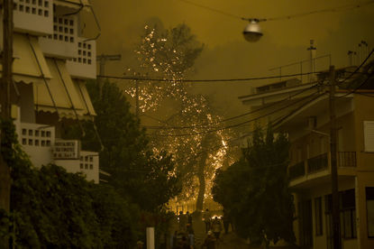 Сутрешни новини: Хиляди евакуирани заради пожарите в Гърция; Меси е получил официален договор от ПСЖ