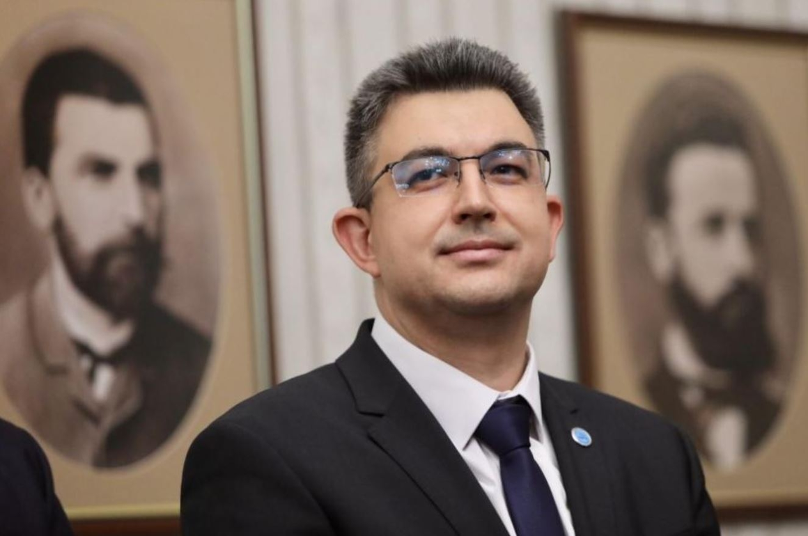 Пламен Николов направи обръщение към нацията във Фейсбук пост и пожела нови избори