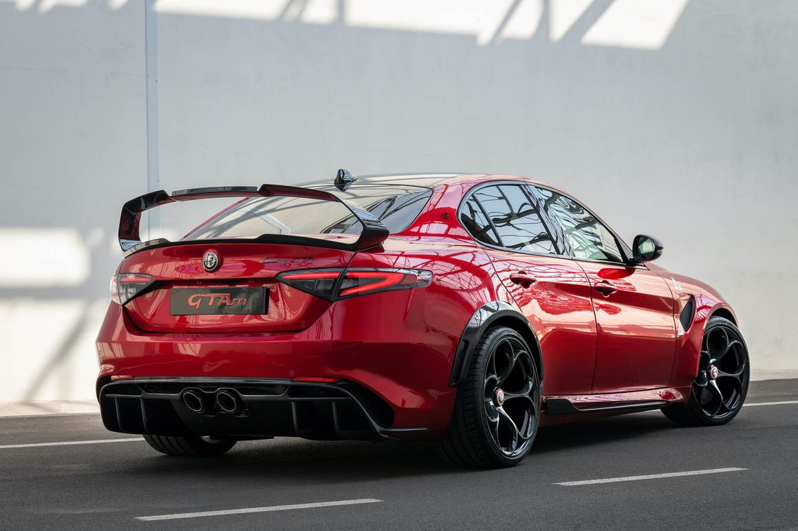 Giulia GTA е с изпускателна система на Akrapovic, интегриран карбонов заден дифузьор и 20-цолови алуминиеви джанти.