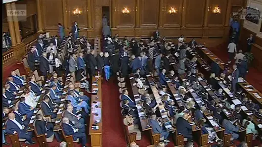 От втория опит: Парламентът сложи край на драмата с мандата на Пламен Николов в отсъствието на ИТН