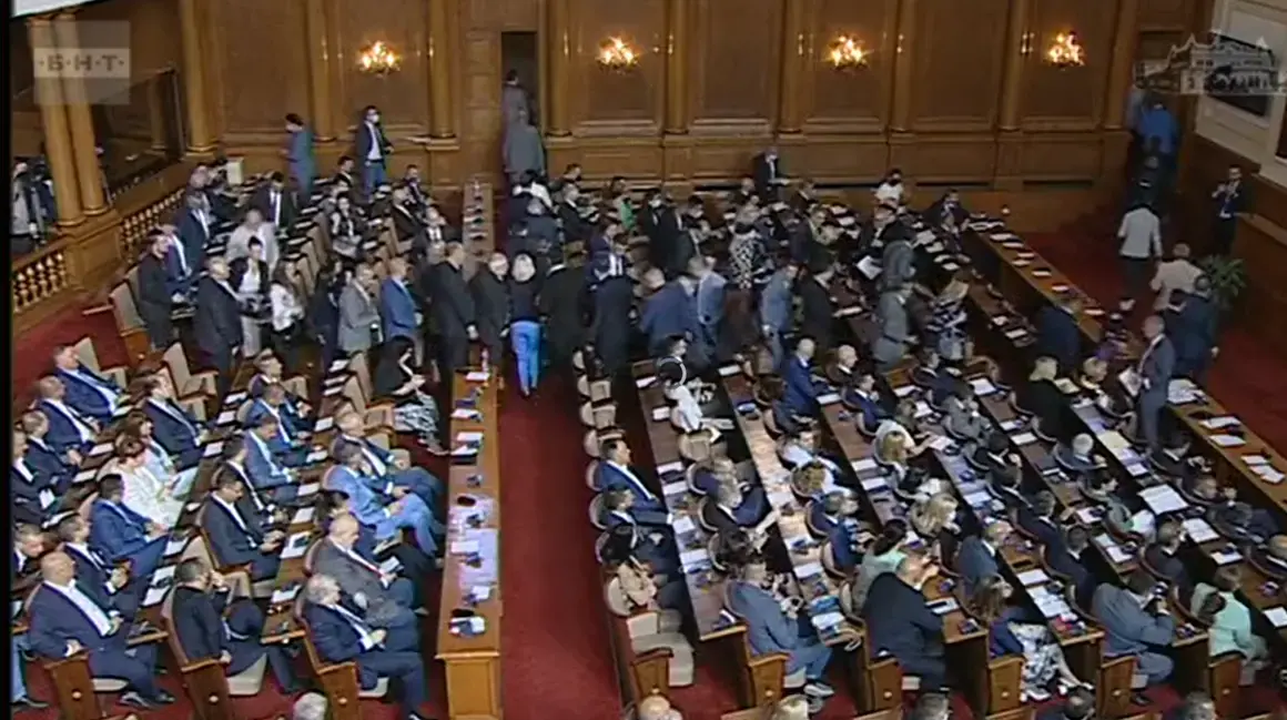 От втория опит: Парламентът сложи край на драмата с мандата на Пламен Николов в отсъствието на ИТН