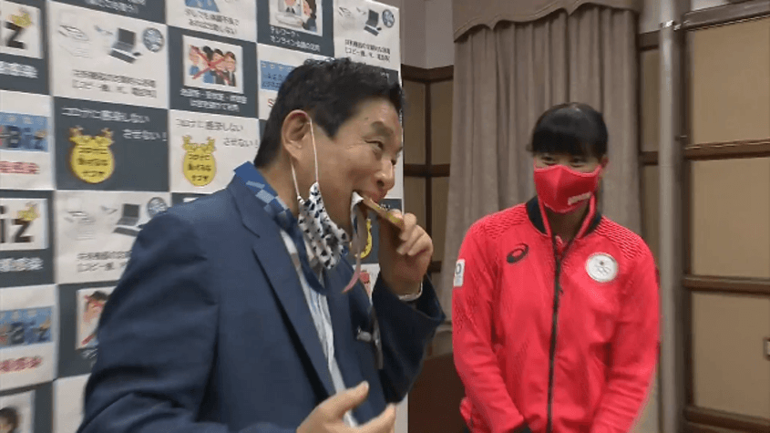 МОК ще подмени златния медал на японката Миу Гото, след като кметът на Нагоя го нахапа