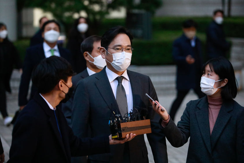 Наследникът на Samsung, който подкупи бившия корейски президент, излезе предсрочно от затвора
