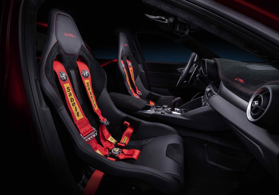 Giulia GTAm е двуместната спортна версия на GTA.  Седалките са с аеродинамичен дизайн и 6-точкови предпазни колани. От модела ще бъдат произведена само 500 бройки.
