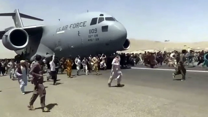 Хаосът в Афганистан в една снимка: Бегълците от Кабул рискуват живота си, за да се качат на C-17