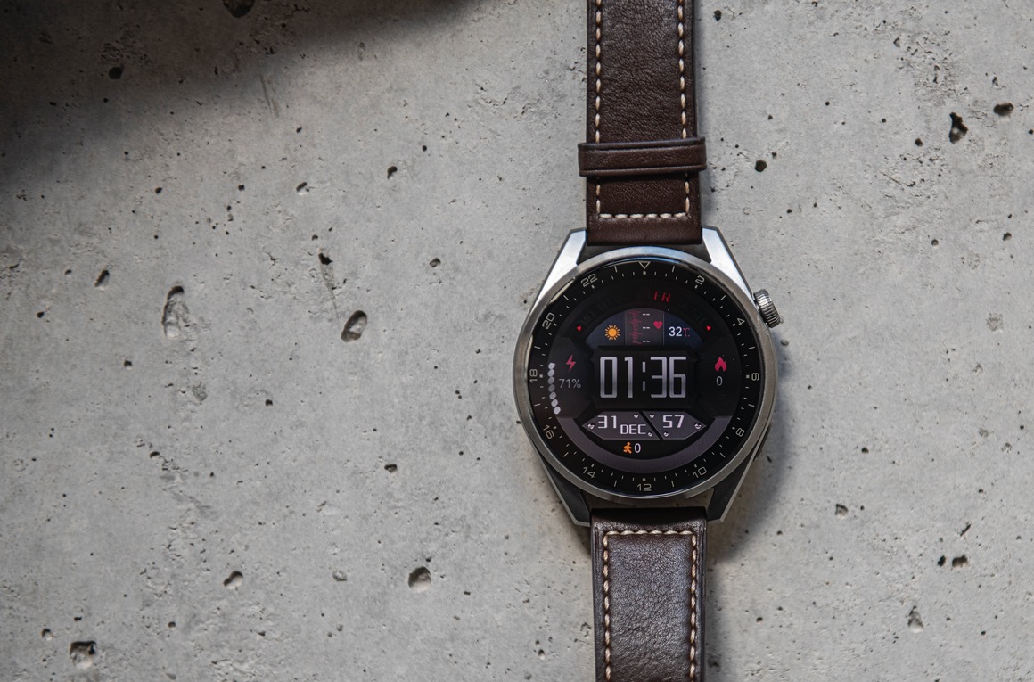 <p><strong><a href="https://boulevardbulgaria.bg/articles/21-dni-po-kasno-ili-navitsite-koito-mozhem-da-promenim">Huawei Watch 3 Pro</a> е най-добрият смарт часовник </strong>според EISA. Новият модел запазва<strong> </strong>класическата кръгла форма от предшественика си и е с титаниев корпус и керамично дъно. Той е с повече сензори и малко по-голям размер, като безупречната изработка и премиум усещането също са тук.</p>
<p>Часовникът се предлага с кожена каишка или титаниева верижка и има AMOLED дисплей от най-висок клас. Операционната система HarmonyOS и мощният процесор правят възможна поддръжката на прецизни и детайлни изображения за циферблатите, понякога с 3D ефект.</p>
<p> </p>
<p>Сред функциите му са мониторинг на сърдечната честота и нивото на кислород в кръвта, стрес тестове и готови програми за 100 различни тренировки. Той поддържа и eSIM, което му позволява да работи независимо от смартфона. Разполага с интегриран високоговорител, който може да се използва с приложения, включително Tidal и MyTuner интернет радио.</p>