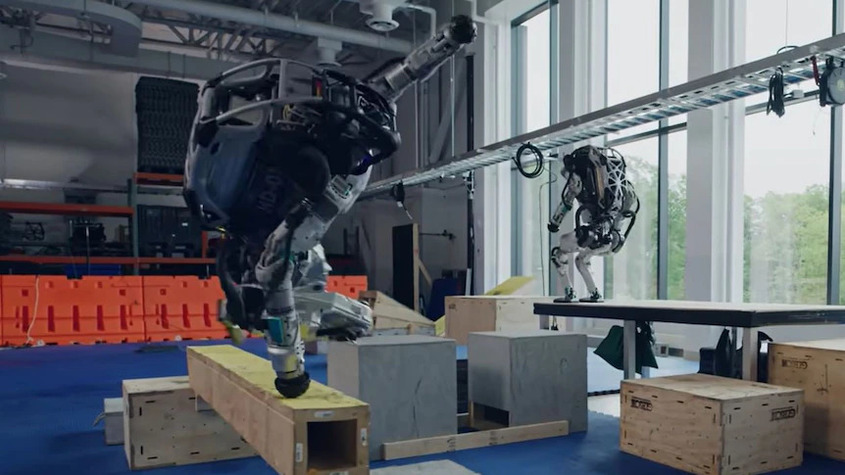 Задно салто и юмрук във въздуха: Роботите на Boston Dynamics се научиха на паркур 