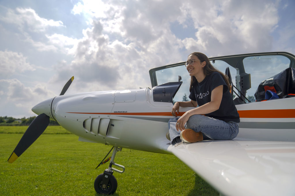 Тийнейджърка, спонсорирана от българска компания, гони рекорд с околосветски полет