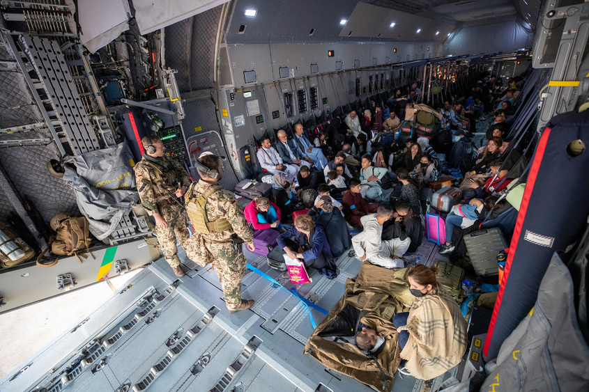 Българите от представителството на ЕС в Афганистан са прехвърлени в бежански лагер