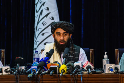 Сутрешни новини: Талибаните нарушиха обещанието да не търсят "отмъщение"; Бомбена заплаха блокира Капитолия